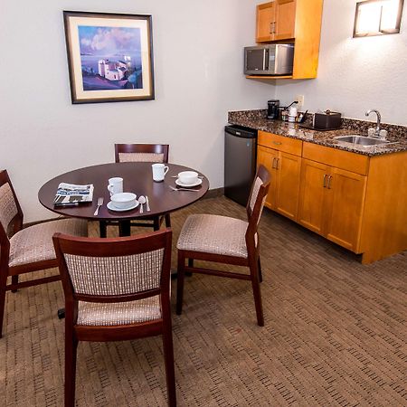 Best Western Plus Pembina Inn & Suites Winnipeg Exterior foto